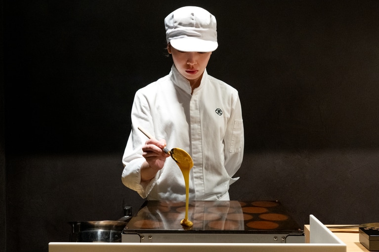 「焼きたて 夜半の月」。