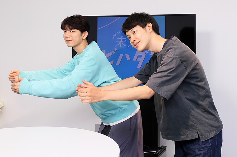 アルビオン鈴木さん＆玉岡さんのスキンケア所見：「オジータさんは、スキンケアされているだけあって、自転車でよく日焼けをされるにしては、すごくきれい。日焼けによる乾燥、炎症でニキビができることがあるようです」(鈴木さん)「日焼け止めをしっかり落とすこと、日焼けをされるので、保湿、あと炎症を抑えることが大事です」(玉岡さん) 　ちなみにこの2人のポーズは自転車ポーズ！