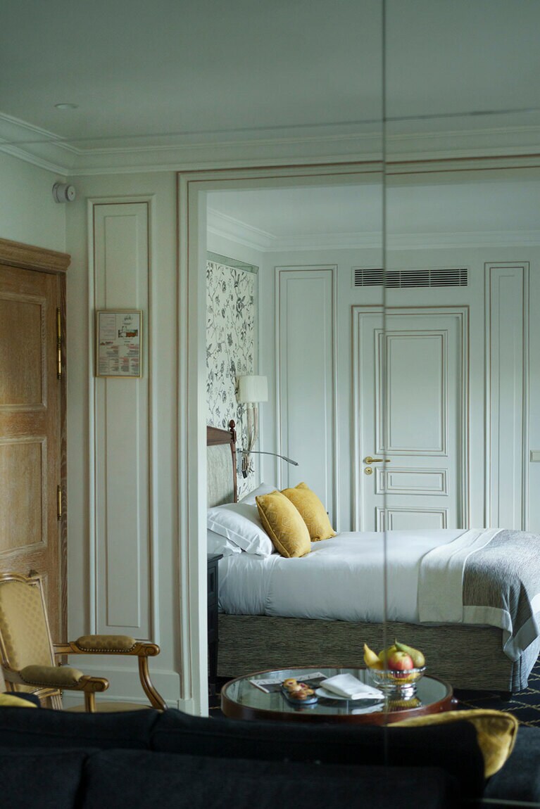 かつてカーメル・スノウが好んだという最上階の“デュプレクス”。現在は2フロア別々の部屋となっており、こちらの74号室は彼女が“ペントハウス”と呼んだ上階のベッドルーム。