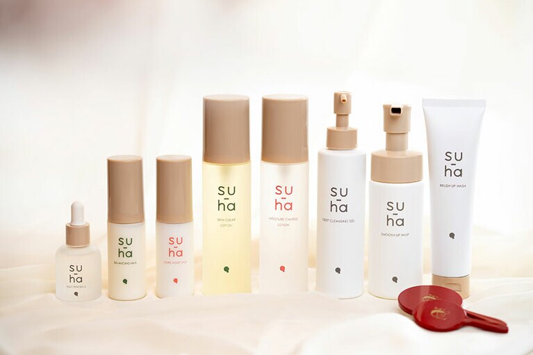 左からマルチピースフル（美容液）、バランシングミルク、モアモイストミルク、角質クリアローション、うるおいチャージローション、ディープクレンジングジェル、スムースアップホイップ、ブラッシュアップウォッシュ。