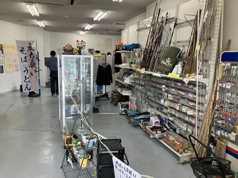 つり具売り場の奥にそばのノボリが