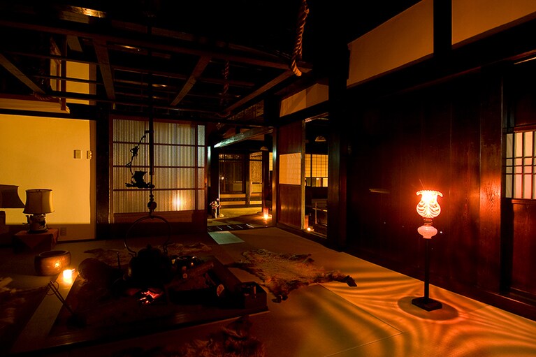 山里のいおり 草円［岐阜／福地温泉］国の登録有形文化財の母屋 煙香庵のロビー囲炉裏の間 キャンドルナイト。