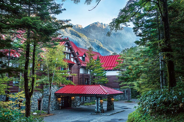 ホテルには大自然の景色を楽しむためにひとりで訪れるゲストも多く、熟練のスタッフが心地よい距離感でサポートしてくれる。