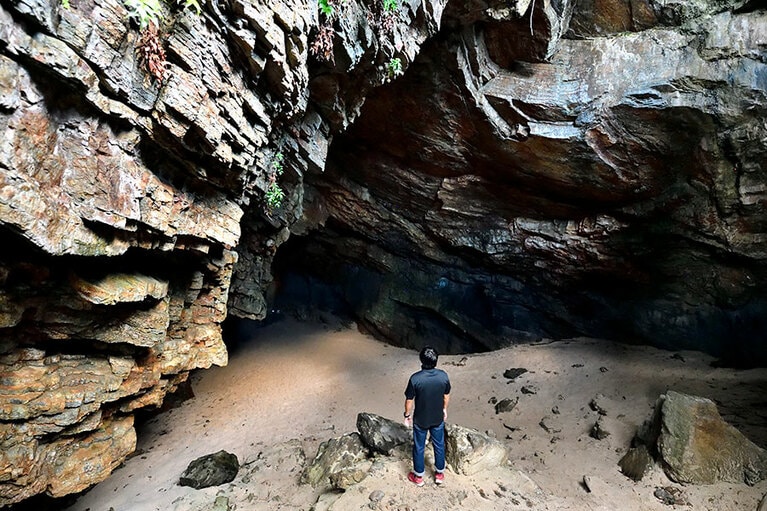 県指定天然記念物・クマヤ洞窟。訪れる際は、身軽な服装で。