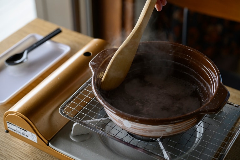 赤穂の海水を土鍋で煮詰める様子。