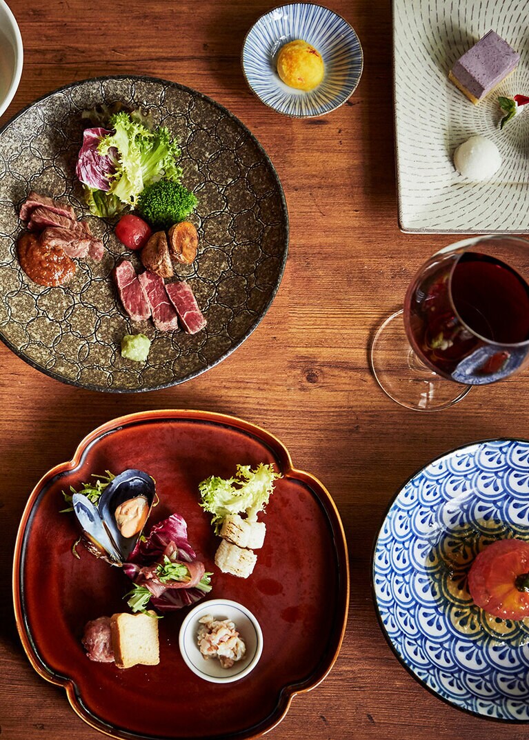 左：武田信玄の隠し湯だった自家源泉に癒やされる、女性専用露天風呂「天与の湯」。
右：夕食には、信州の滋味がたっぷり詰まった「蓼科 山キュイジーヌ」を。