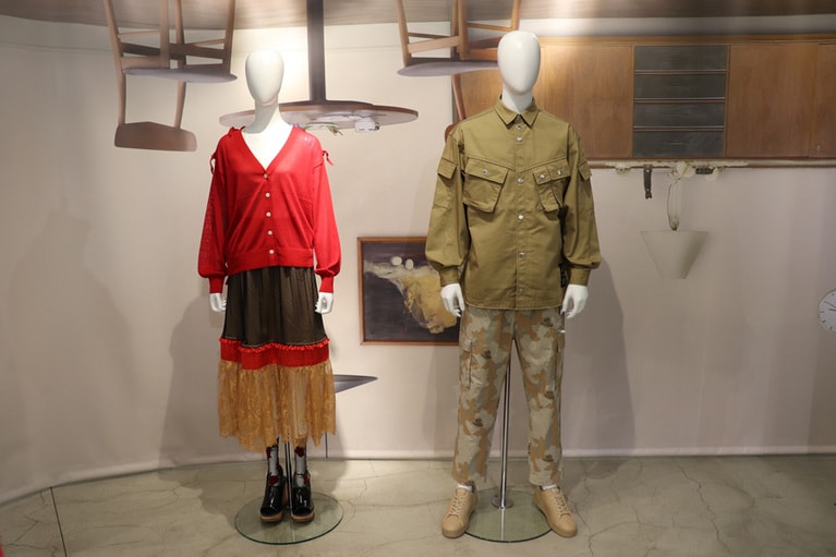 写真左：「シアーニットカーディガン(長袖)UNDERCOVER」2,990円、「コンビネーションロングスカートUNDERCOVER」2,990円、「ソックスUNDERCOVER」790円、「ウエッジサンダルUNDERCOVER」3,490円。  写真右：「ワイドテーパードカーゴパンツ(カモフラージュ)UNDERCO...」2,990円「ミリタリージャケットUNDERCOVER」4,990円、「レザータッチスニーカーUNDERCOVER」2,990円。