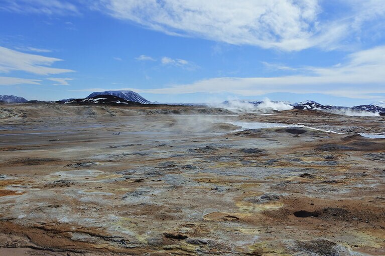 噴出し続ける白煙は、硫黄のにおい。どこかフルーツのドリアンと似た香りかも。