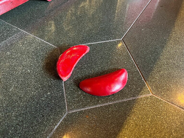 こちらが媽祖さまに伺うための「神筈(しんばえ)」。裏と表それぞれが出た状態。