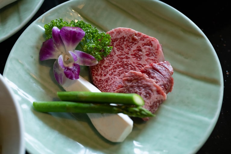 赤身と脂身のバランスがよいお肉。美しい霜降りに心が躍る。