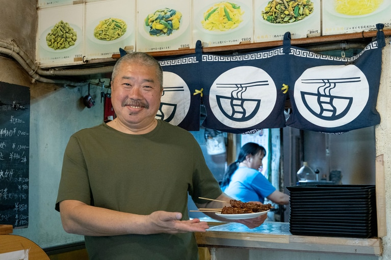 「おいしくない羊肉はない」と語るオーナーの梁宝璋（リョウ ホウショウ）さん。