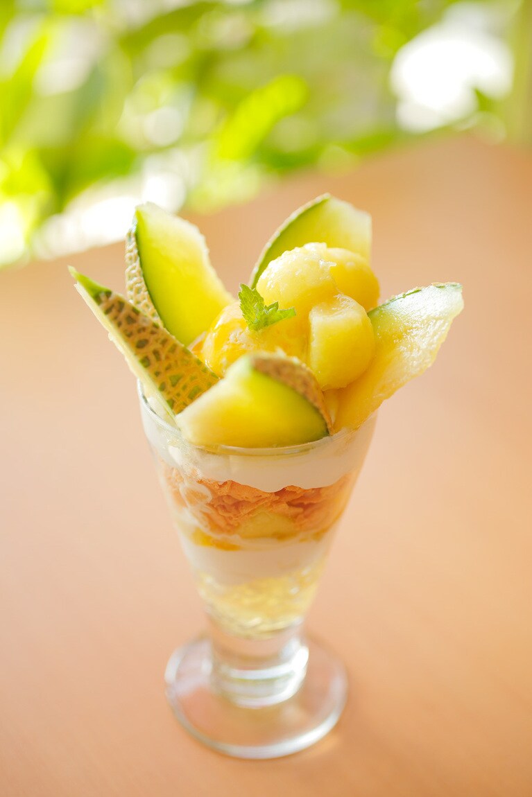 「マスクメロンのパフェ」 1,700円。最高級マスクメロンの食べ頃を見極めて、贅沢に盛った絶品パフェ。濃厚な甘味と香りで、パフェの王様！