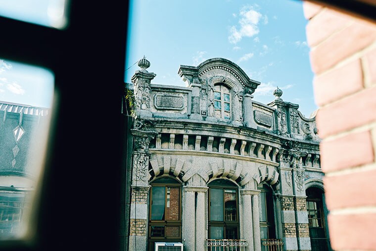 上階の窓から向かいのレトロ建築が間近に。