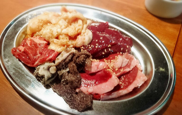 すべて牛ホルモン。トロハツは関東では滅多に食べられない逸品。