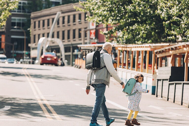 おじいちゃんと孫。かわいいおそろい。