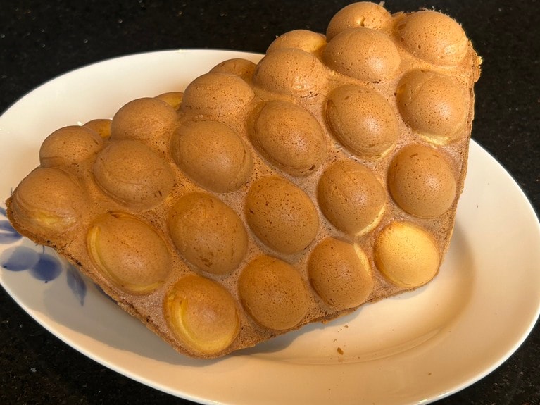 「香港エッグワッフル アイスクリーム 苺 コムハニー添え」。写真は2人分。