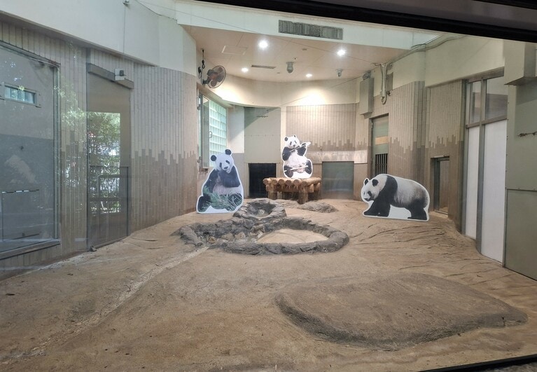 「屋内放飼場2」のパネル。左からリーリー、シャンシャン、シンシン。（2026年7月25日、筆者撮影）