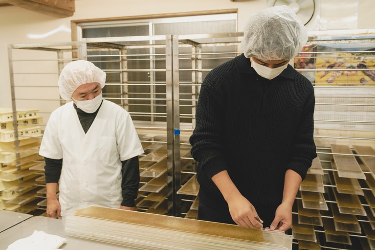 丸めるために端っこをピンセットでつまむだけでも難しい。