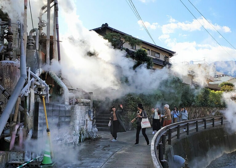 鉄輪温泉の谷の湯通り。川にも源泉が流れ込み、あちこちから湯煙が立ち上る。