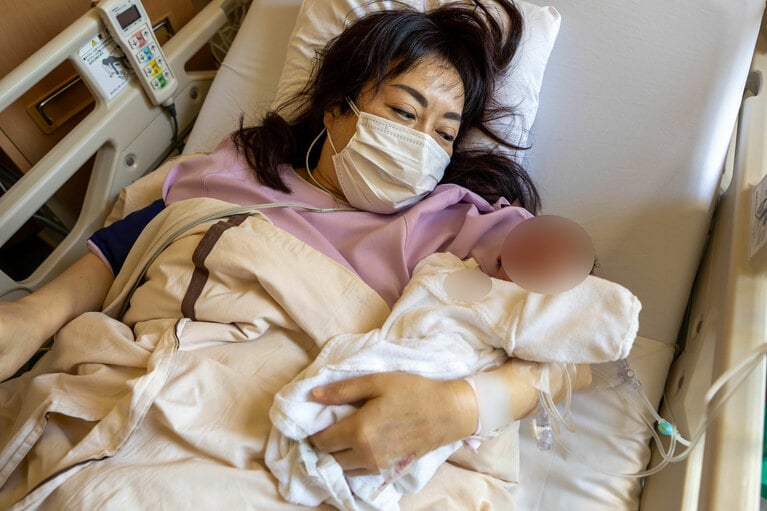 53歳で初産。産後すぐに娘さんを抱く上田実絵子さん（本人提供）