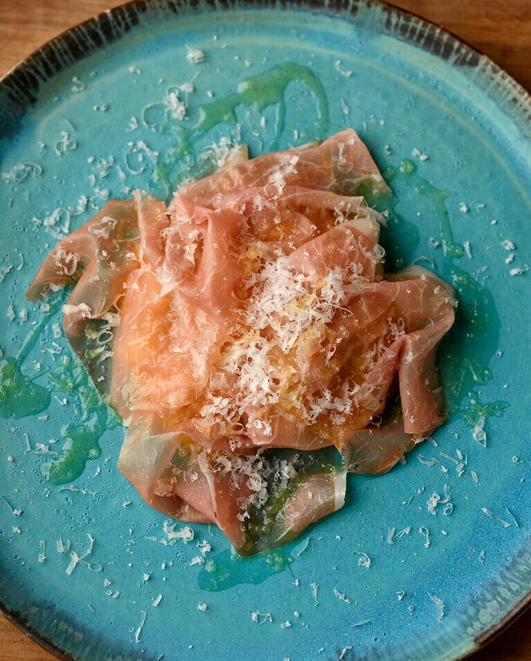 地元の武川米(コシヒカリ)を使用したリゾット。熱で溶ける生ハムの脂の美味しさを堪能できる。