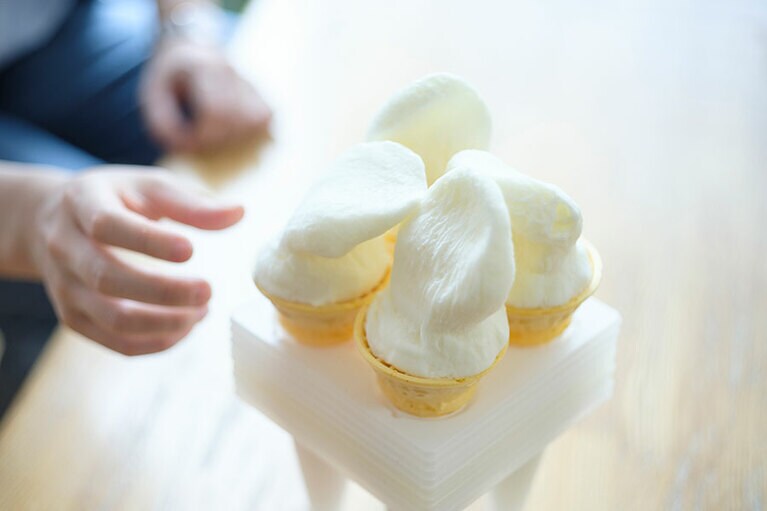 トルコではドンドゥルマと呼ばれるトルコアイス。粘り気があるのが特徴だ。