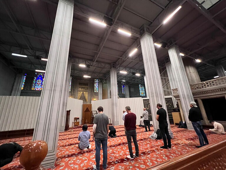 「ブルーモスク」は、お祈りの時間以外は中に入れるが、工事の足場が組まれていてお祈りのための小さなスペースだけ残されている。