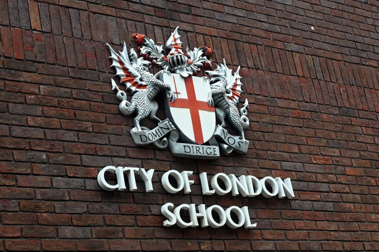 良家のご子息が通う、シティ・オブ・ロンドン・スクール。監督にすすめられて入学したはいいけれど……。