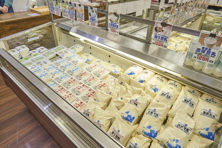 篠崎屋が運営している豆腐ブランドの直売店。大吟醸絹ごしや極上豆腐、”むかしのとうふ”など、食べ比べてみたい。