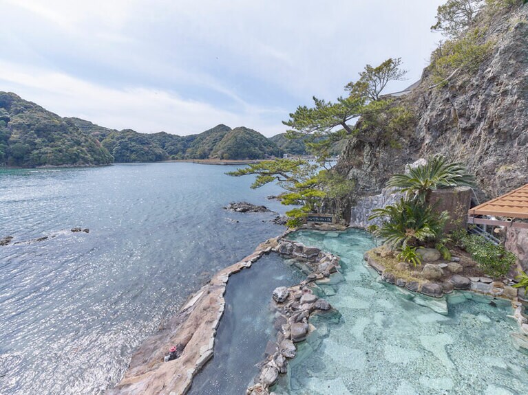 碧き島の宿 熊野別邸 中の島［和歌山／南紀勝浦温泉］眼前に波が押し寄せる絶景露天風呂「紀州潮聞之湯」。