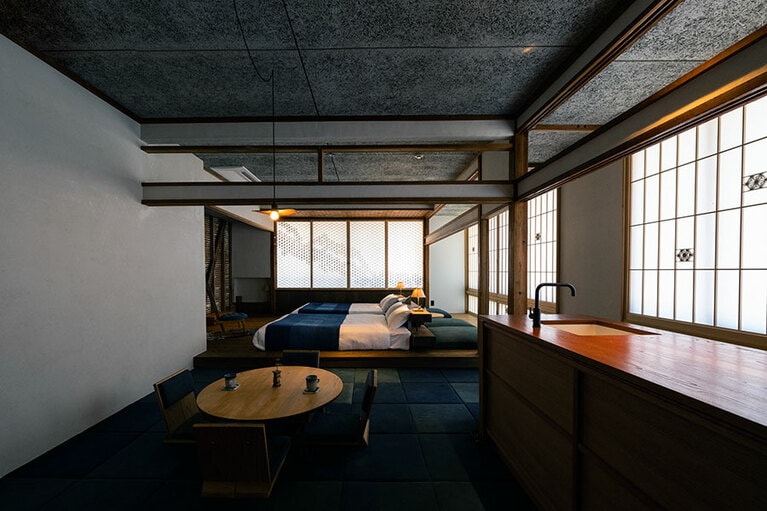 最大5名まで泊まれるゆったりとしたスイートルーム“点線”。