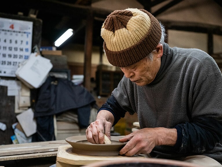 作陶に集中する森山雅夫さん。