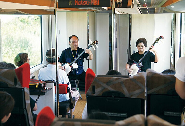 迫力に満ちた津軽三味線の響きが旅の気分を盛り上げる。