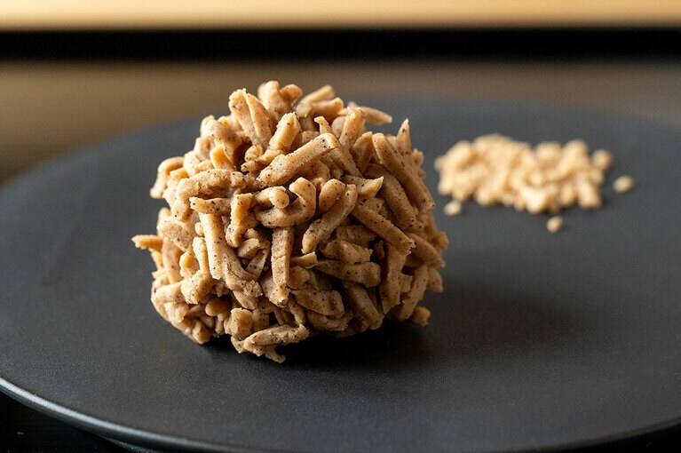 きんとん製「紅香織（こうこうおり）」。飲み物付き2,090円。5月中旬まで。