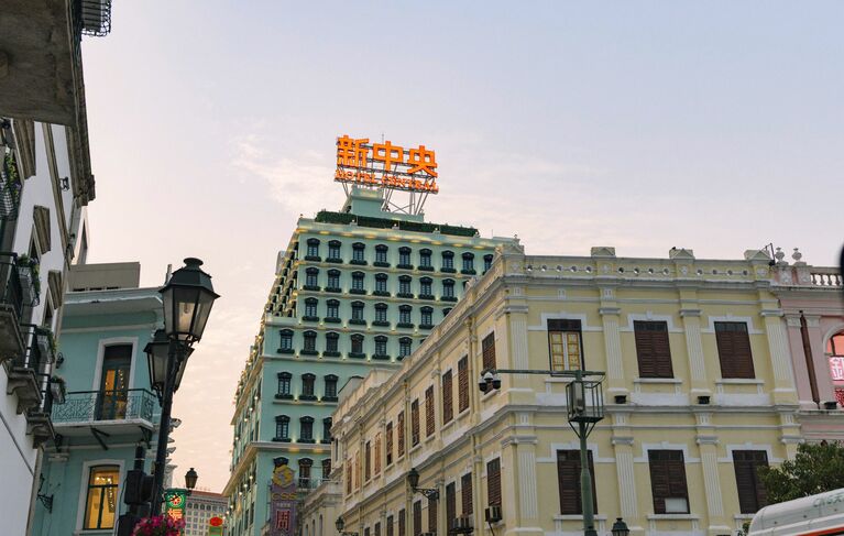 1977年に現在の名称「新中央酒店」となり、地元の人々や旅人に長く親しまれてきた。