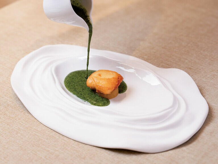 ディナーコースから。チェシェフのわかめスープ。太刀魚のフライと合わせて。