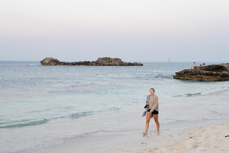 真っ白な砂浜。