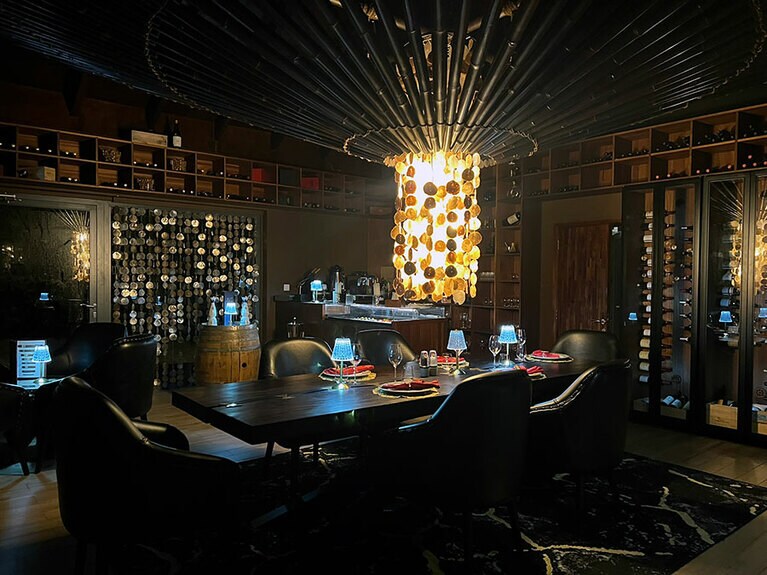 新たに加わったワインセラーの「オーク・ラウンジ」。14カ国、270ラベルをキープしています。