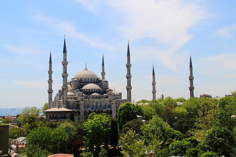 6本のミナレットが美しい「ブルーモスク」。