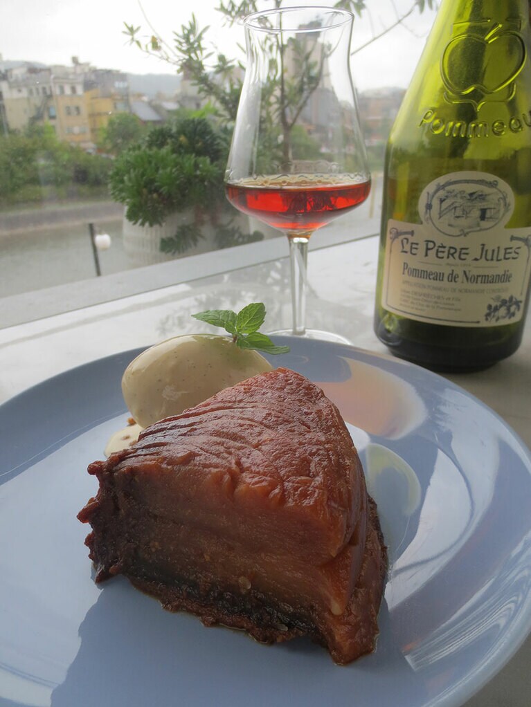 「タルトタタン＆バニラアイスクリーム」1,000円。リンゴ果汁にリンゴのブランデー・カルバドスを加えた「ポモー・ド・ノルマンディー」が相性抜群。