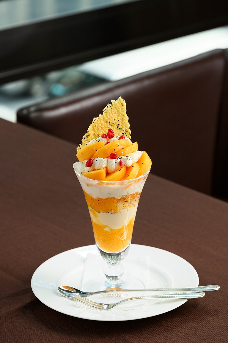 西部池袋店限定の柿とクリームチーズのパフェ 2,310円。