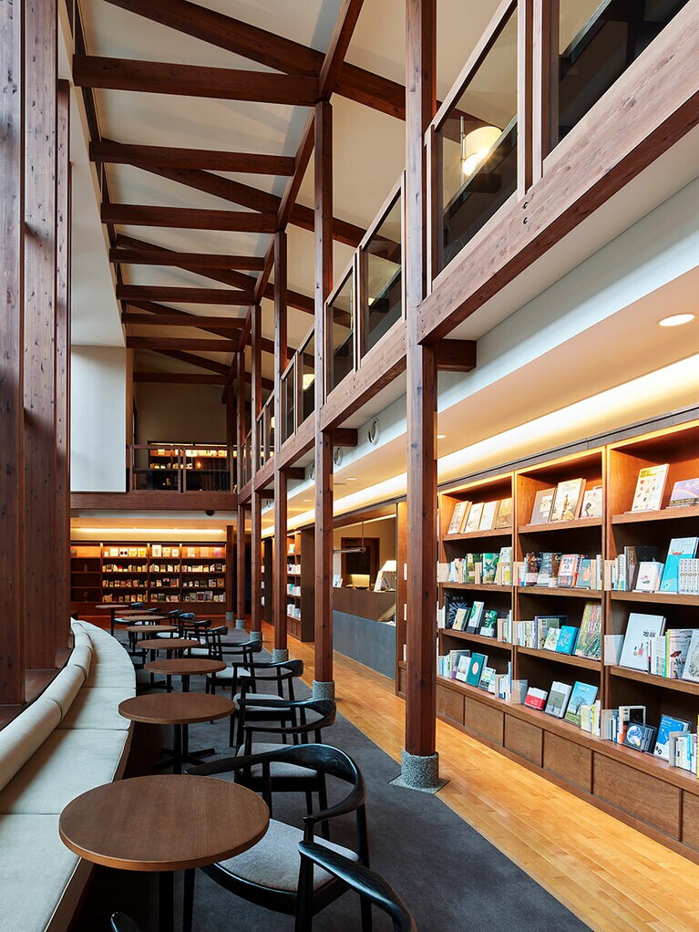 カーブドッチヴィネスパ［新潟／角田山温泉］ブックラウンジ。