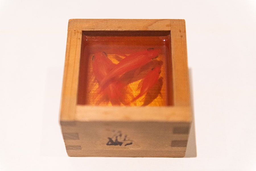 《金魚酒 初期》2003 木會檜一合枡、エポキシ樹脂、アクリル絵具 85×85×H55。