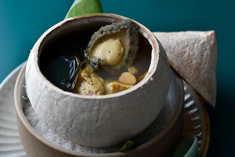 貝柱やアワビなどの乾物を昆布ダシで煮出したスープ。医食同源の考えを取り入れ、季節によって身体をケアする素材を組み合わせている。 190香港ドル。