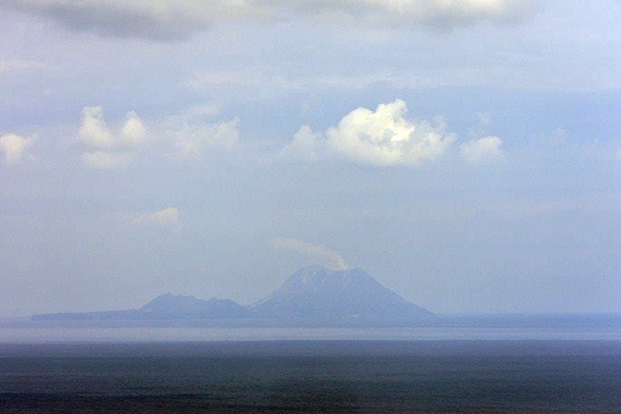 口永良部島から見た硫黄島。島影を見ながら、どんな人が住んでいるのかなぁ？ どんな風景なのかなぁ？ と想像を膨らましていました。