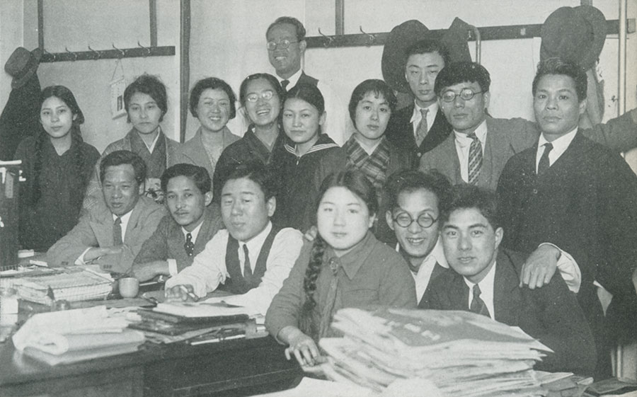 1931年頃の文藝春秋社編集部員　中列左から3人目が石井桃子。