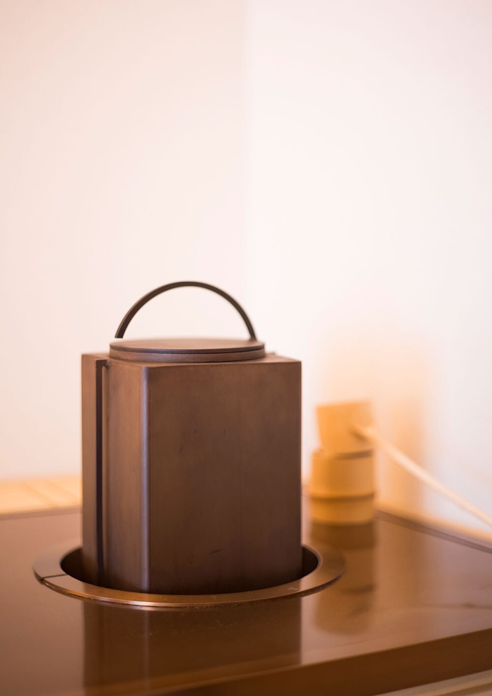客室には鉄瓶が用意され、“ふふラグジュアリープレミアムスイート”には、茶を沸かす茶釜も。