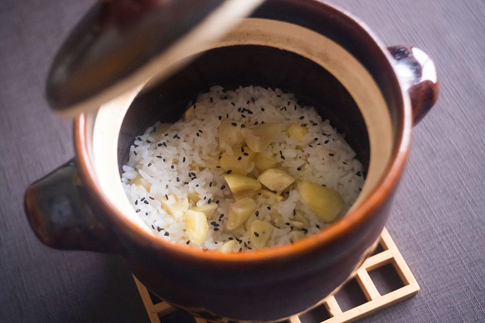コースの締めには、季節の炊き込みごはんが登場。米は、寺沢さんのお父様が手育てた“ひとめぼれ”。料理はすべて11,000円のコースから。内容は季節によって変更あり。