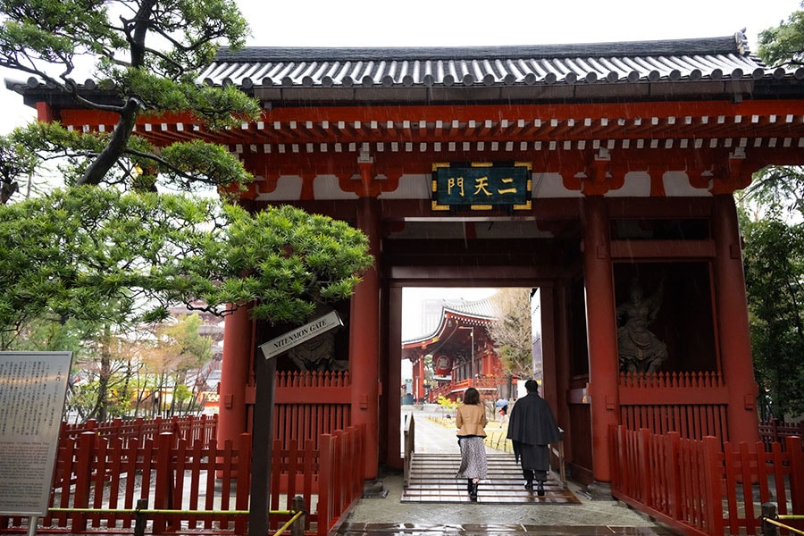 インバネスコートを着たOMOレンジャーとともに二天門をくぐり抜けて、いざ早朝の浅草寺へ。浅草っ子の粋を感じる、浅草巡りがスタート。