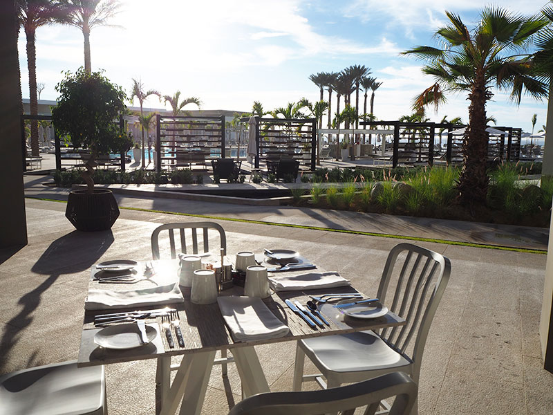 「ブラン インターナショナル」はプールサイドにあるレストラン。海辺のリゾートでのんびり朝食を。